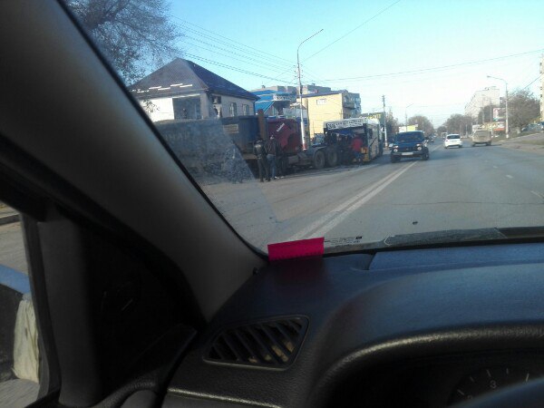 Автобус «Саратов-Энгельс» протаранил грузовик «Фредлайнер»