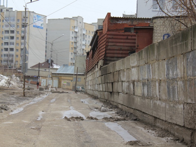 На Лунной не устраняют угрозу обрушения подпорной стены