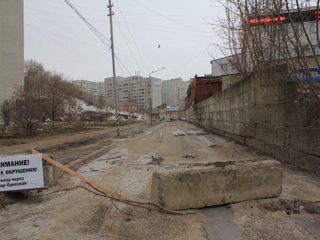 На Лунной не устраняют угрозу обрушения подпорной стены