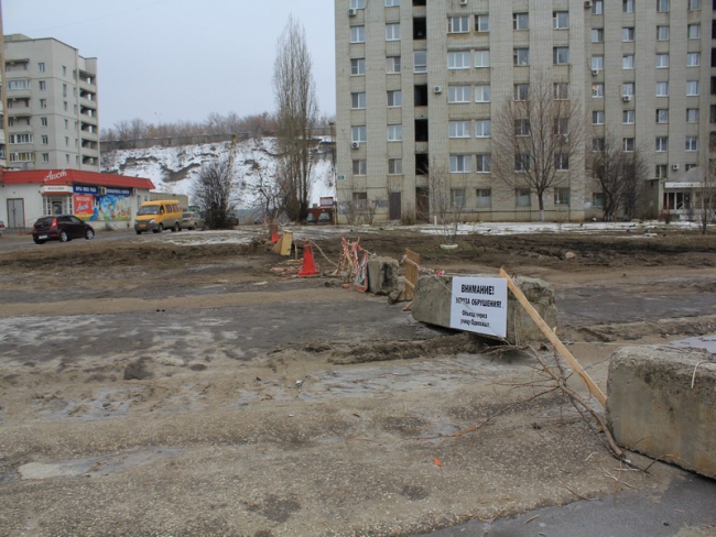 На Лунной не устраняют угрозу обрушения подпорной стены