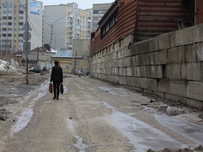 На Лунной не устраняют угрозу обрушения подпорной стены