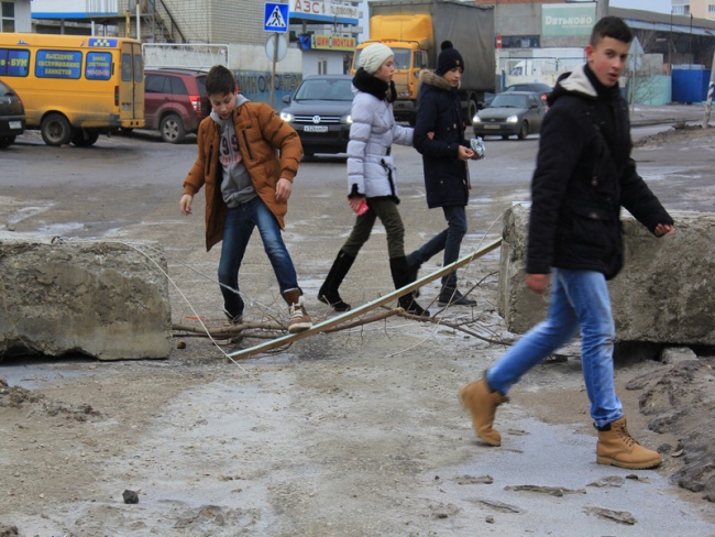 На Лунной не устраняют угрозу обрушения подпорной стены