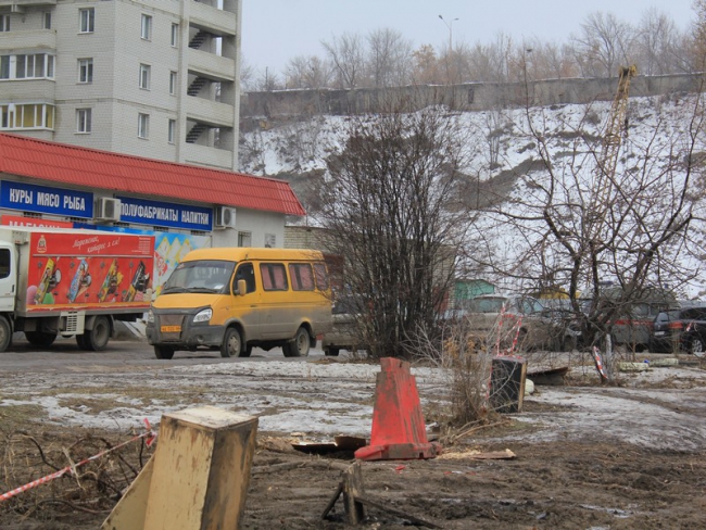 На Лунной не устраняют угрозу обрушения подпорной стены