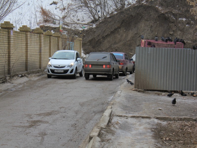 На Лунной не устраняют угрозу обрушения подпорной стены