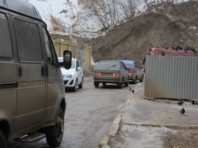 На Лунной не устраняют угрозу обрушения подпорной стены