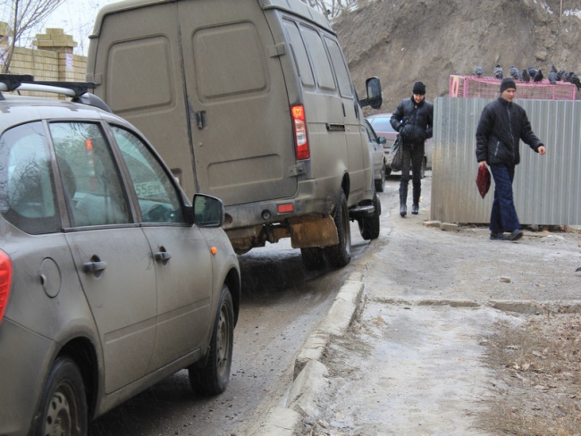 На Лунной не устраняют угрозу обрушения подпорной стены