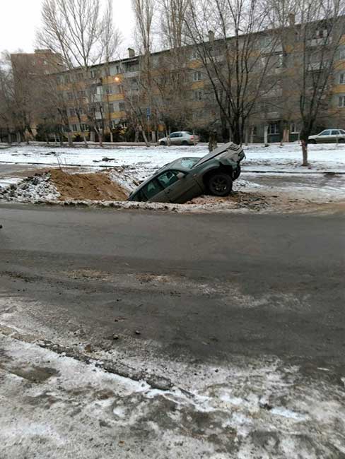 Кроссовер упал в глубокую яму на Ипподромной