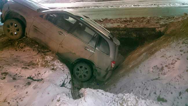 Кроссовер упал в глубокую яму на Ипподромной