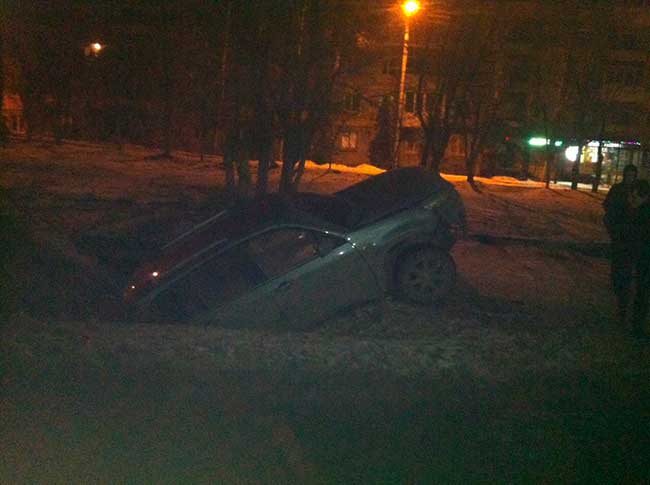 Кроссовер упал в глубокую яму на Ипподромной