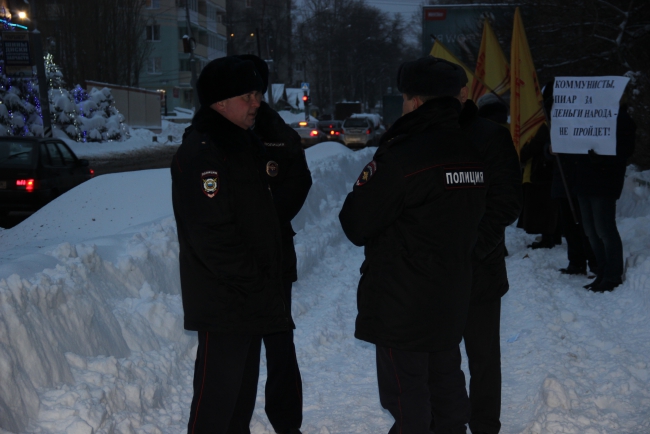В Саратове три партии митинговали у стен табачной фабрики