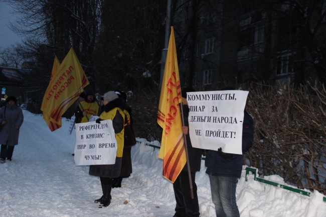 В Саратове три партии митинговали у стен табачной фабрики