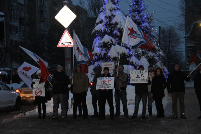 В Саратове три партии митинговали у стен табачной фабрики