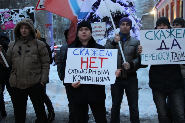 В Саратове три партии митинговали у стен табачной фабрики