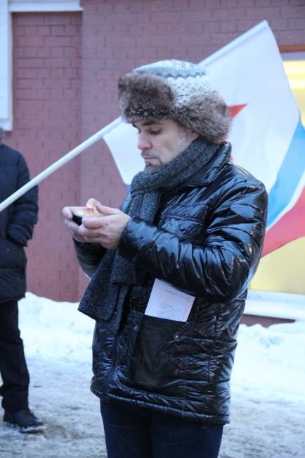 В Саратове три партии митинговали у стен табачной фабрики