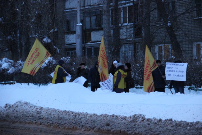 В Саратове три партии митинговали у стен табачной фабрики