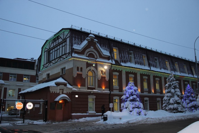 В Саратове три партии митинговали у стен табачной фабрики