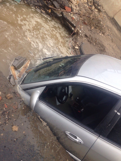 В Затоне автомобиль утонул в яме с водой