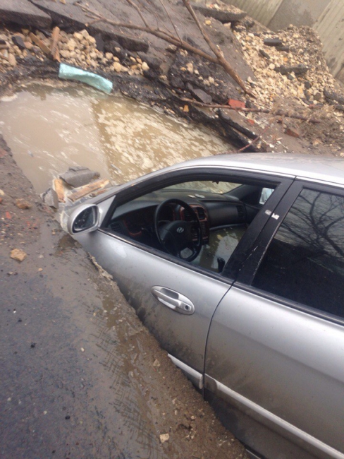 В Затоне автомобиль утонул в яме с водой