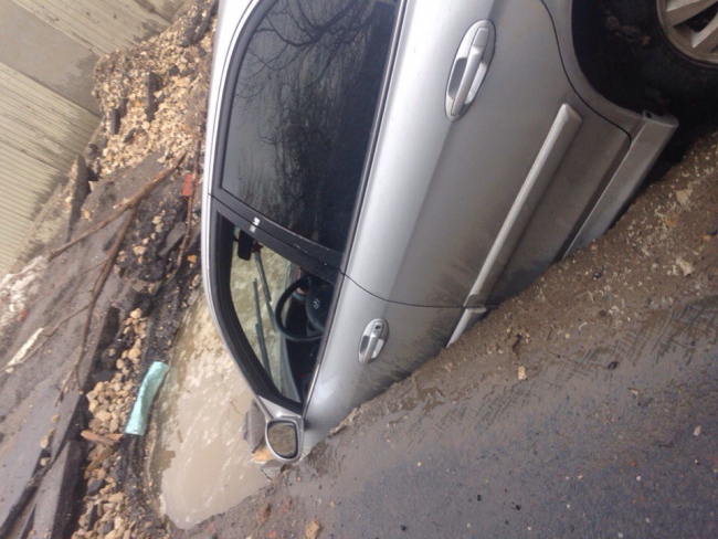 В Затоне автомобиль утонул в яме с водой