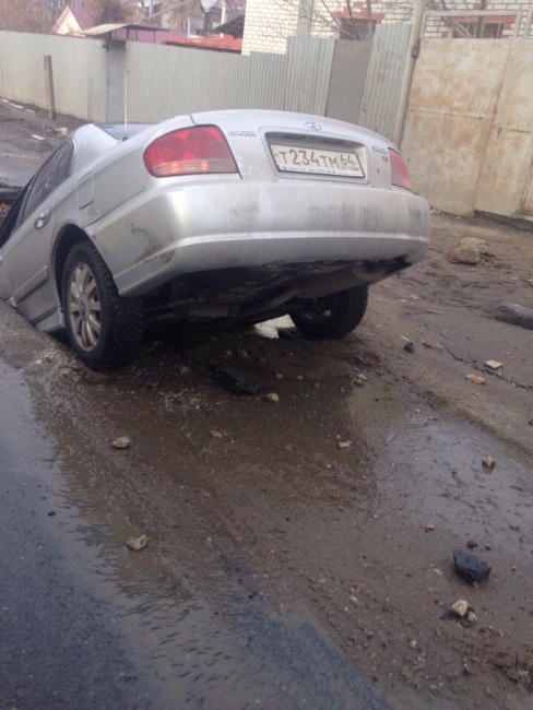 В Затоне автомобиль утонул в яме с водой