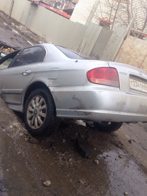 В Затоне автомобиль утонул в яме с водой