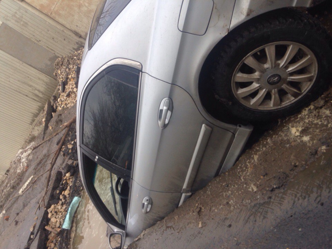 В Затоне автомобиль утонул в яме с водой