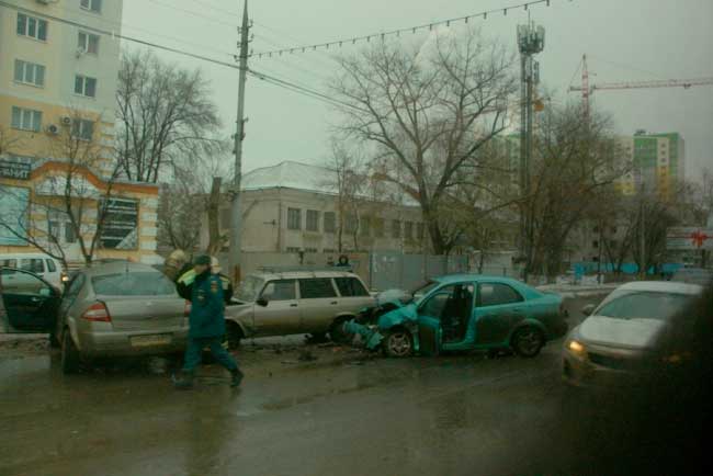 В Энгельсе лоб в лоб столкнулись три легковушки