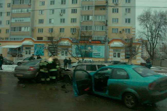 В Энгельсе лоб в лоб столкнулись три легковушки