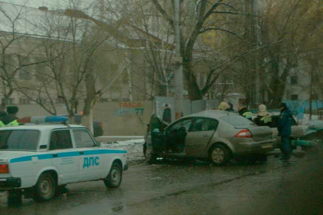 В Энгельсе лоб в лоб столкнулись три легковушки