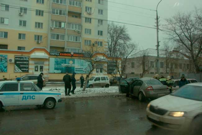 В Энгельсе лоб в лоб столкнулись три легковушки