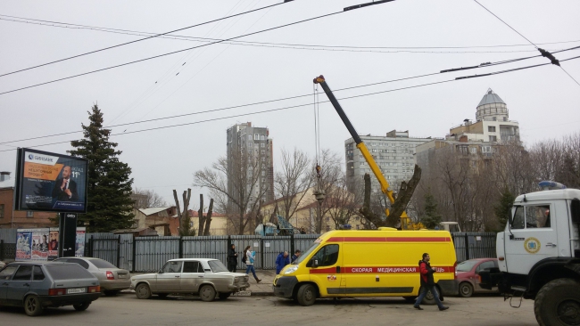 Очевидец: В центре Саратова упал строительный кран