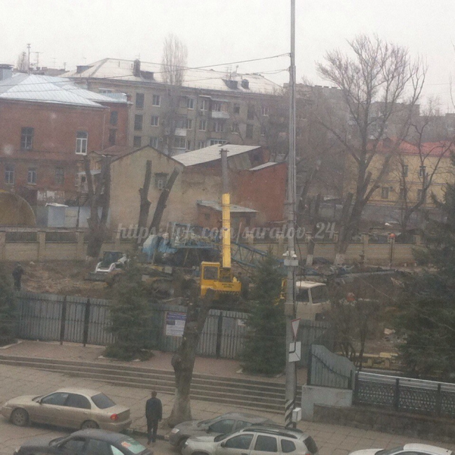 Очевидец: В центре Саратова упал строительный кран