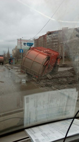 Мусоровоз на Тархова увяз в яме