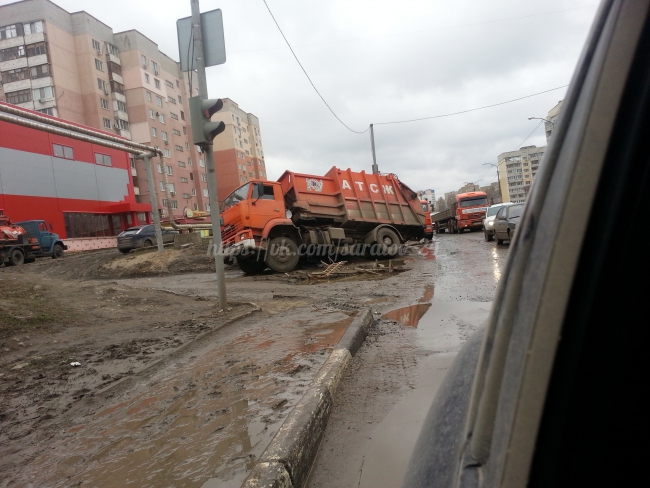 Мусоровоз на Тархова увяз в яме
