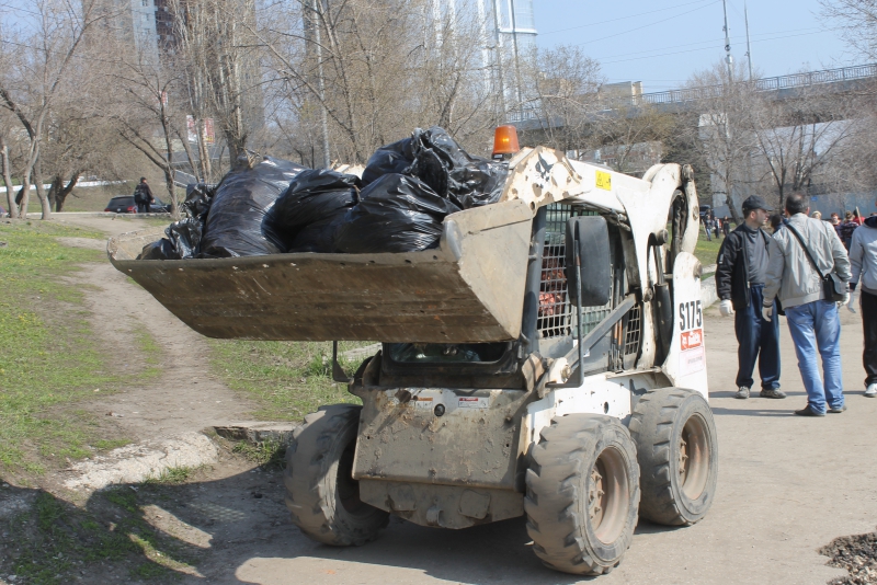 На «диком пляже» под мостом построят спортплощадку