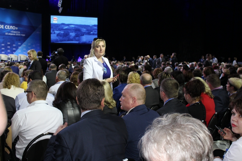 Дмитрия Медведева позвали в Хвалынский район за яблоками