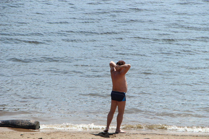 Саратовцы открыли сезон на диком пляже