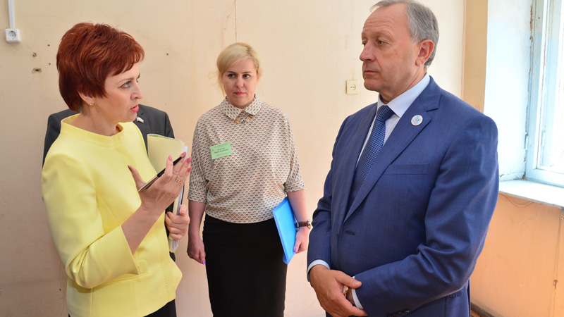 Губернатор строго посмотрел и отчитал своего провинившегося министра