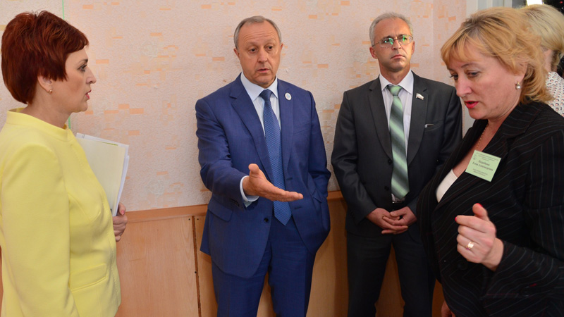 Губернатор строго посмотрел и отчитал своего провинившегося министра