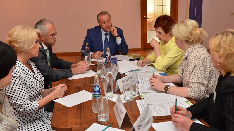 Губернатор строго посмотрел и отчитал своего провинившегося министра