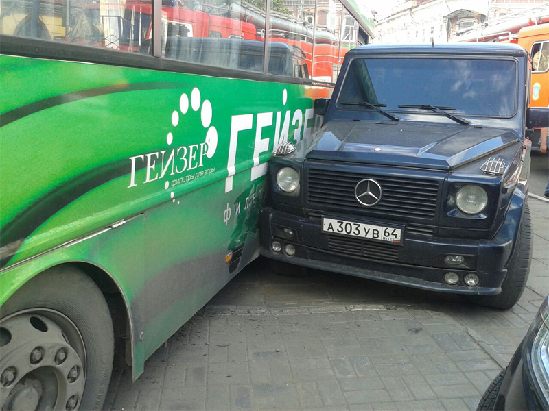 На Московской автобус врезался в дом. Есть пострадавшие