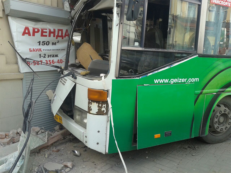 На Московской автобус врезался в дом. Есть пострадавшие