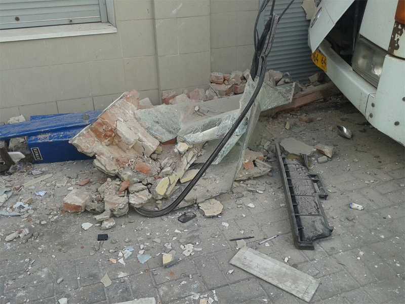 На Московской автобус врезался в дом. Есть пострадавшие