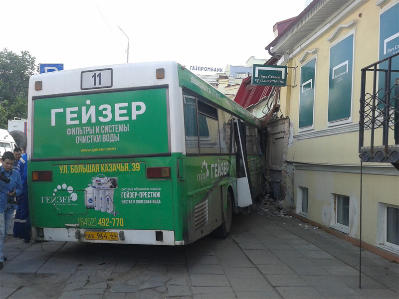 На Московской автобус врезался в дом. Есть пострадавшие 57267