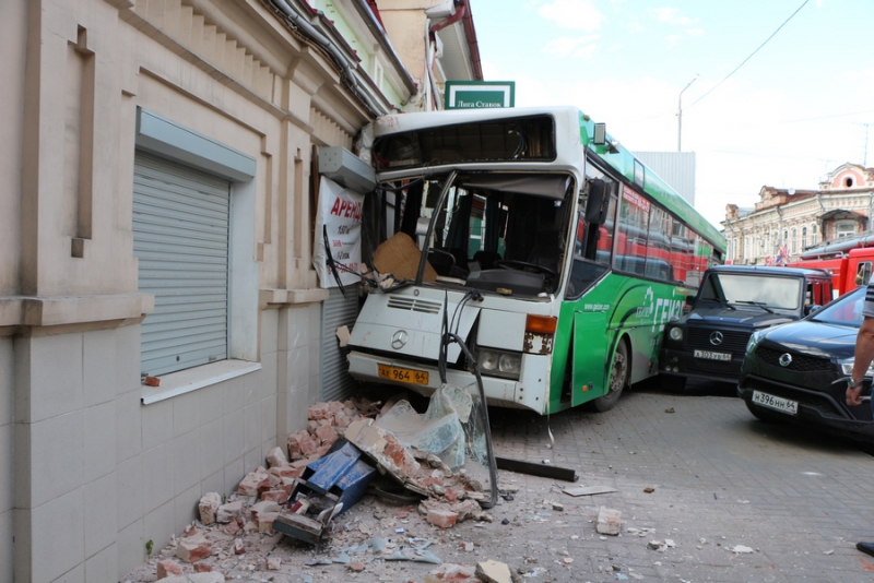 На Московской автобус врезался в дом. Есть пострадавшие