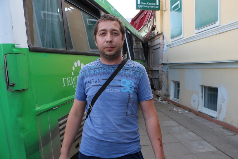 На Московской автобус врезался в дом. Есть пострадавшие