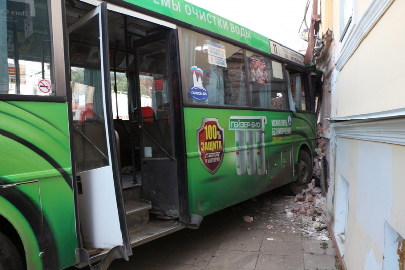 На Московской автобус врезался в дом. Есть пострадавшие
