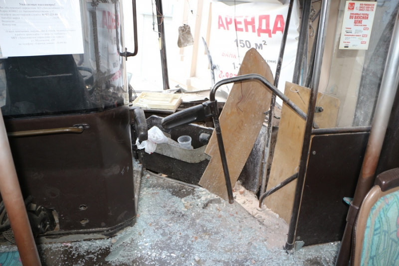 На Московской автобус врезался в дом. Есть пострадавшие