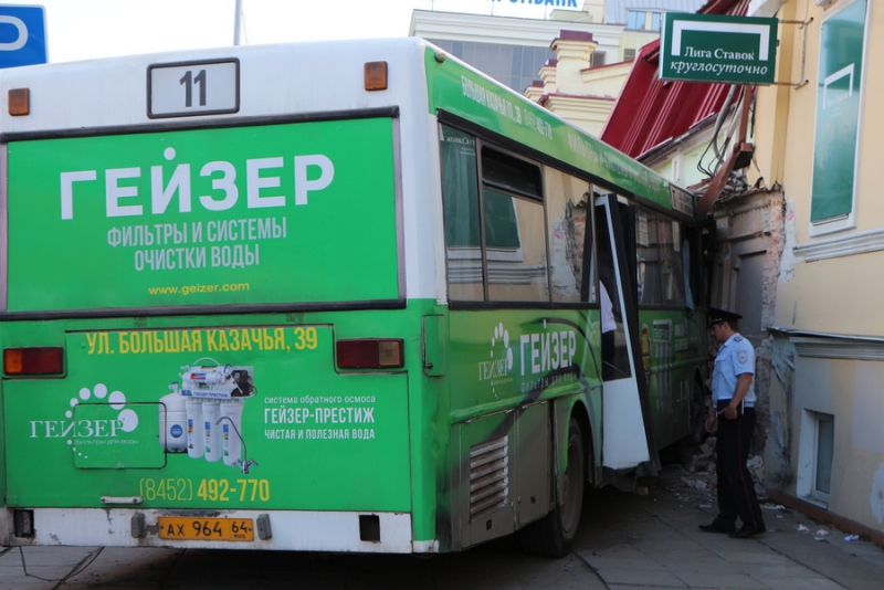 На Московской автобус врезался в дом. Есть пострадавшие