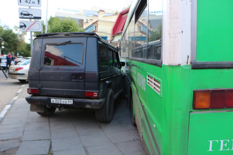 На Московской автобус врезался в дом. Есть пострадавшие